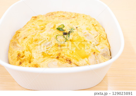 おいしい親子丼弁当 おいしい親子丼弁当 129023891