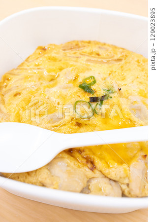 おいしい親子丼弁当 129023895