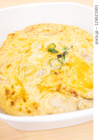 おいしい親子丼弁当 おいしい親子丼弁当 129023901