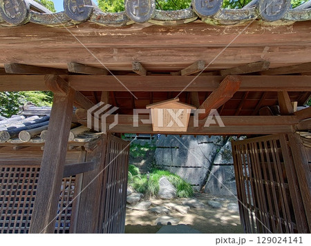 岡山後楽園、岡山藩2代目藩主・池田綱政が築いた大庭園、歴史的文化遺産、慈眼堂の門と立て札 岡山後楽園、岡山藩2代目藩主・池田綱政が築いた大庭園、歴史的文化遺産、慈眼堂の門と立て札 129024141