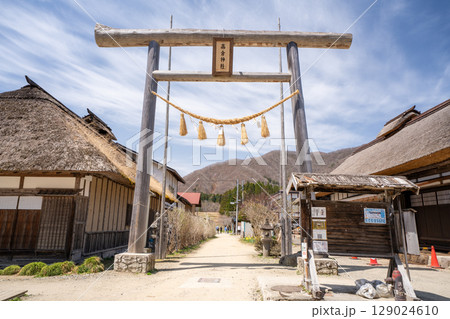 春の大内宿 高倉神社一の鳥居　福島県下郷町 129024610
