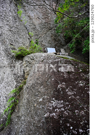 御坂山地の鍵掛にて　巨岩の上に石仏 129024760