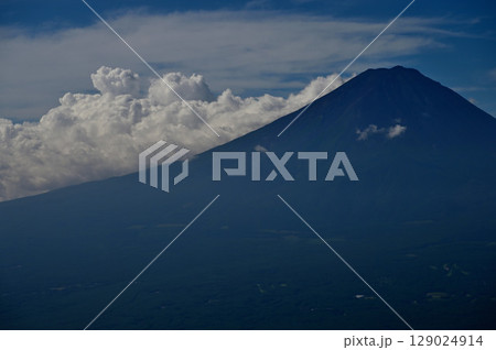 雲わく夏の富士山　御坂山地の黒岳展望台より 129024914