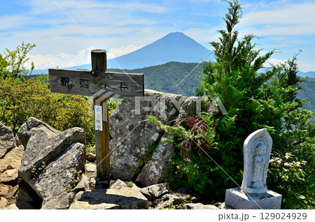 御坂山地の釈迦ヶ岳　岩場の山頂より望む夏の富士山 129024929