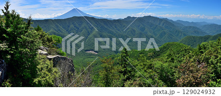 御坂山地の釈迦ヶ岳山頂より　夏富士と御坂山地のパノラマ展望 129024932