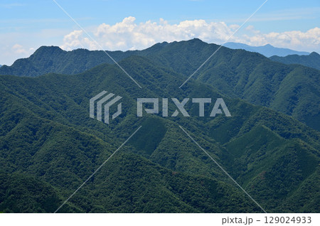 御坂山地の釈迦ヶ岳山頂より十二ヶ岳、鬼ヶ岳、節頭ヶ岳、王岳を望む 御坂山地の釈迦ヶ岳山頂より十二ヶ岳、鬼ヶ岳、節頭ヶ岳、王岳を望む 129024933