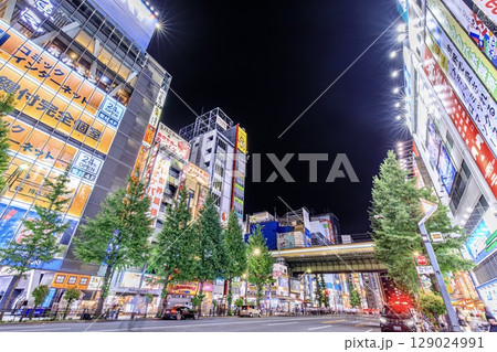 東京都、秋葉原の電気街の夜景 東京都、秋葉原の電気街の夜景 129024991