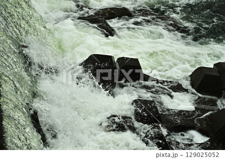 河川の氾濫　増水　溢水　越水　豪雨　A river overflows 129025052