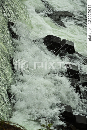 河川の氾濫　増水　溢水　越水　豪雨　A river overflows 129025053