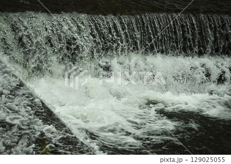 河川の氾濫 増水 溢水 越水 豪雨 A river overflows 河川の氾濫 増水 溢水 越水 豪雨 A river overflows 129025055