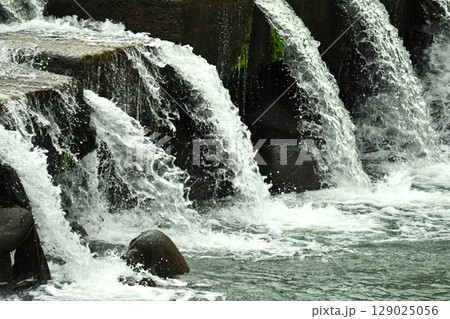 河川の氾濫　増水　溢水　越水　豪雨　A river overflows 129025056