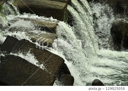 河川の氾濫　増水　溢水　越水　豪雨　A river overflows 129025058