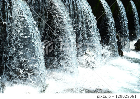 河川の氾濫　増水　溢水　越水　豪雨　A river overflows 129025061