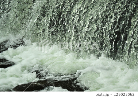 河川の氾濫　増水　溢水　越水　豪雨　A river overflows 129025062