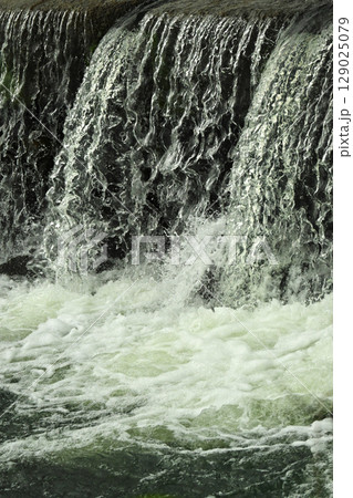 河川の氾濫　増水　溢水　越水　豪雨　A river overflows 129025079