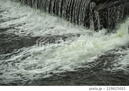 河川の氾濫 増水 溢水 越水 豪雨 A river overflows 河川の氾濫 増水 溢水 越水 豪雨 A river overflows 129025081