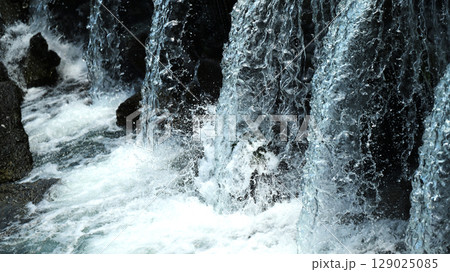 河川の氾濫　増水　溢水　越水　豪雨　A river overflows 129025085