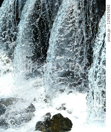 河川の氾濫　増水　溢水　越水　豪雨　A river overflows 129025092