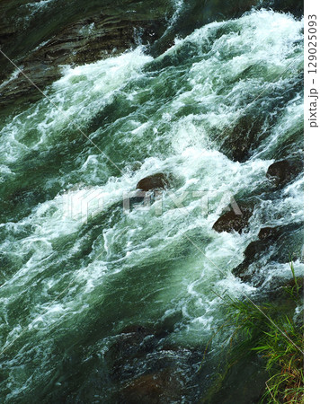 河川の氾濫　増水　溢水　越水　豪雨　A river overflows 129025093