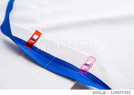 青色のバイヤステープ 129025303