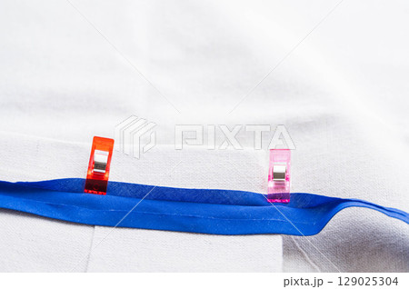 青色のバイヤステープ 129025304