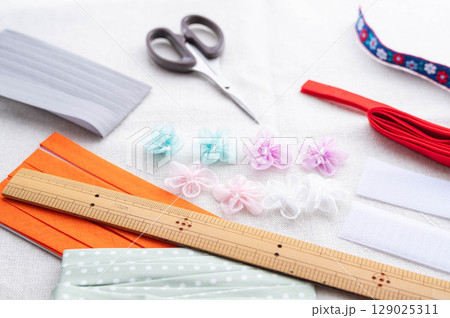 ネコの首輪作りの材料 129025311