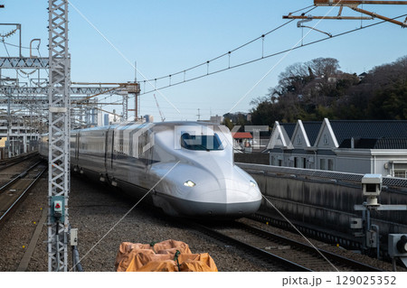 東海道新幹線 新横浜駅にて 東海道新幹線 新横浜駅にて 129025352