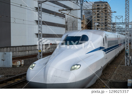 東海道新幹線 新横浜駅にて 東海道新幹線 新横浜駅にて 129025357