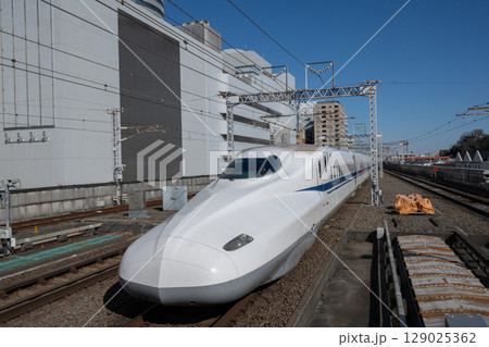 東海道新幹線 新横浜駅にて 東海道新幹線 新横浜駅にて 129025362