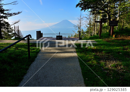 御坂山地の新道峠 FUJIYAMAツインテラスのセカンドテラスから望む富士山 御坂山地の新道峠 FUJIYAMAツインテラスのセカンドテラスから望む富士山 129025385