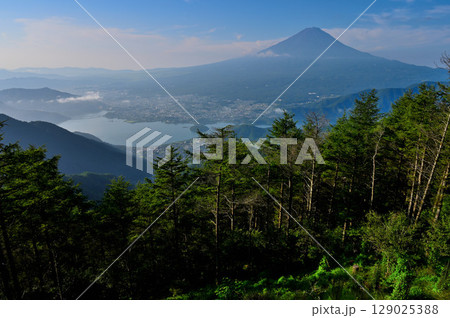 御坂山地の新道峠 FUJIYAMAツインテラスのセカンドテラスから望む富士山 御坂山地の新道峠 FUJIYAMAツインテラスのセカンドテラスから望む富士山 129025388