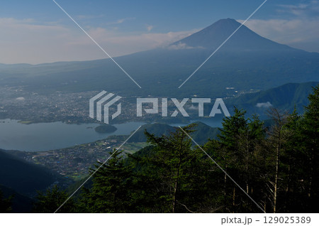 御坂山地の新道峠　FUJIYAMAツインテラスのセカンドテラスから望む富士山と河口湖 129025389