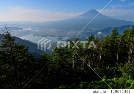 御坂山地の新道峠　FUJIYAMAツインテラスのセカンドテラスから望む富士山と河口湖 129025391