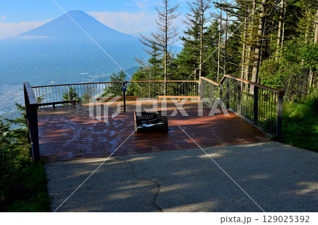御坂山地の新道峠　FUJIYAMAツインテラスのセカンドテラスから望む富士山 129025392