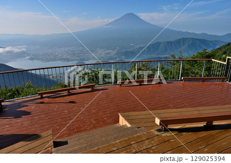 御坂山地の新道峠 FUJIYAMAツインテラスのファーストテラスから望む富士山 御坂山地の新道峠 FUJIYAMAツインテラスのファーストテラスから望む富士山 129025394
