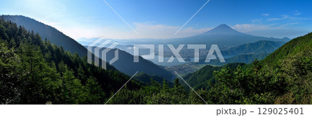 御坂山地の新道峠　FUJIYAMAツインテラスのファーストテラスからの富士山パノラマ 129025401