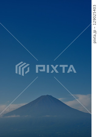 御坂山地の新道峠からの富士山　コピースペース 129025403