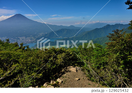 御坂山地の黒岳展望台より　夏の富士山と河口湖と御坂山地を望む 129025432