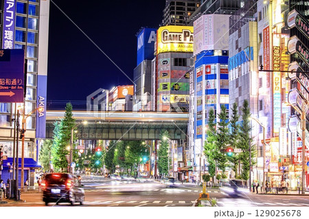 東京都、秋葉原の電気街の夜景 129025678