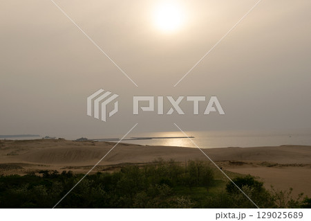 鳥取県 鳥取砂丘に沈む夕日 鳥取県 鳥取砂丘に沈む夕日 129025689