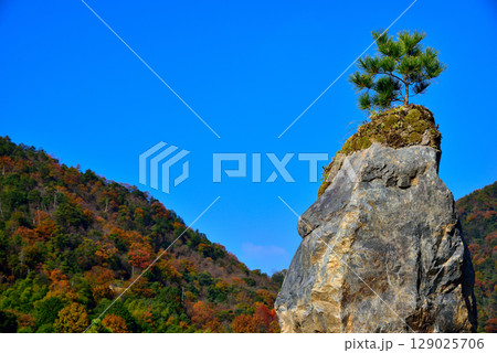 秋の紅葉に染まる山と岩 秋の紅葉に染まる山と岩 129025706