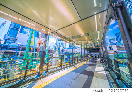 日本の東京都市景観7月26日。猛烈な暑さ…巨大重機がズラリ…さよなら渋谷駅西口。本格的な工事へ 129025775