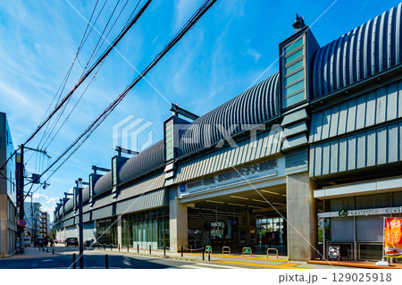 兵庫県西宮市の鳴尾・武庫川女子大前駅駅舎と青空が広がる美しい街並みの写真 兵庫県西宮市の鳴尾・武庫川女子大前駅駅舎と青空が広がる美しい街並みの写真 129025918