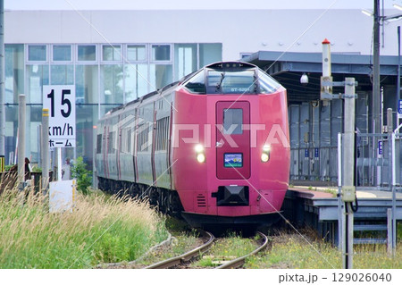 稚内駅を発車する特急サロベツ 129026040