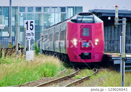 稚内駅を発車する特急サロベツ 129026041