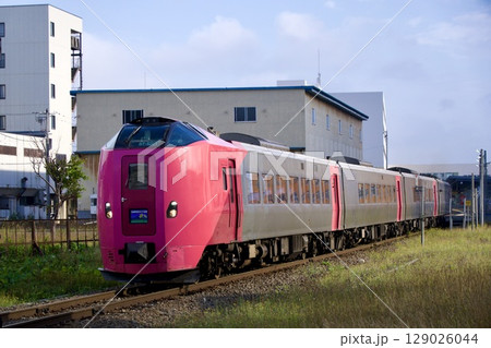 稚内駅を発車する特急サロベツ 129026044
