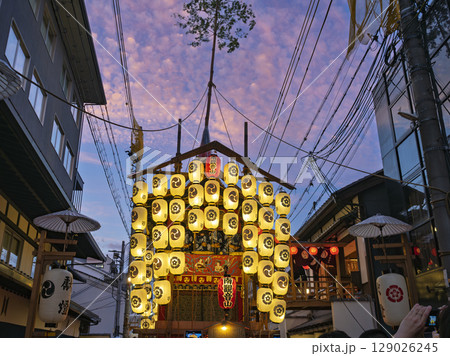 紫雲に浮かぶ南観音山 129026245