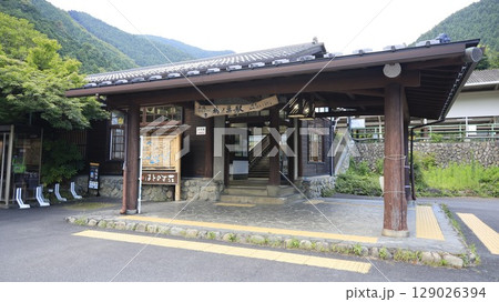 JR青梅線の鳩ノ巣駅駅舎 129026394