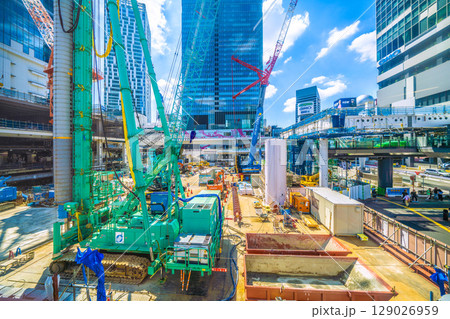 日本の東京都市景観7月26日。猛烈な暑さ…巨大重機がズラリ…さよなら渋谷駅西口。本格的な工事へ 129026959