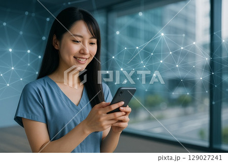 スマートフォンを操作する若い日本人女性｜テクノロジーシーン 129027241